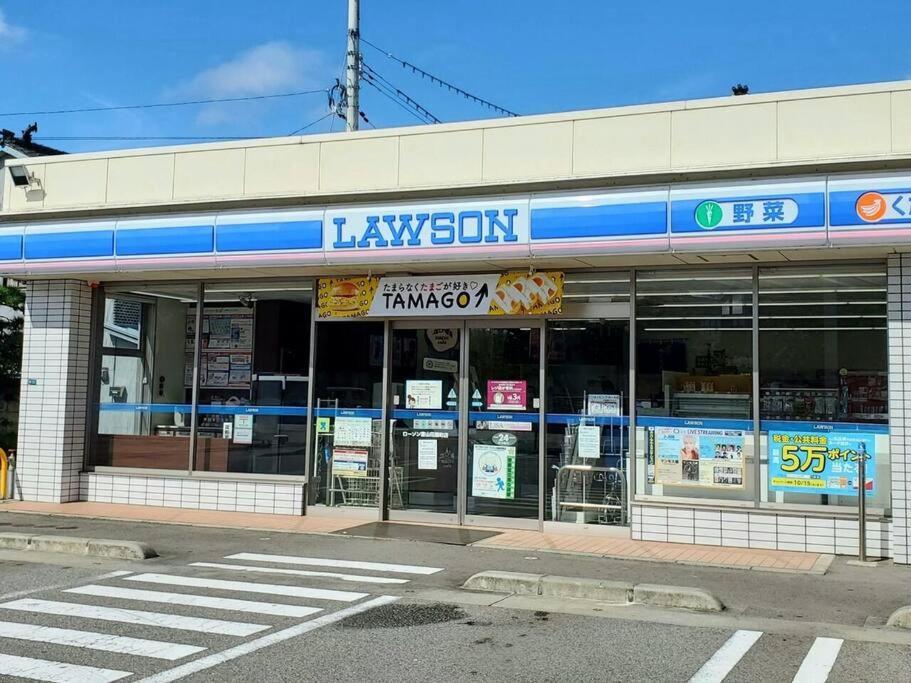Apartment 105号室花園駅2分ツインベットルームミニキッチンと専用バスルーム付き Ōsaka